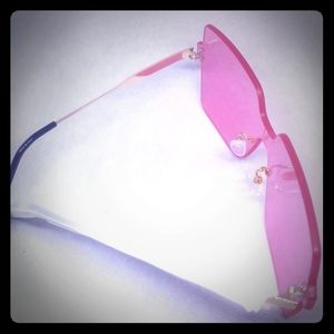 Fun, elegante sunglasses for woman